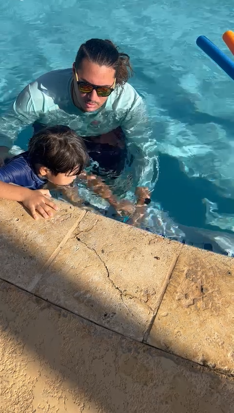 Ayudando al estudiante a meter la carita a traves del juego y burbujas con Legendary Swimmers Academy