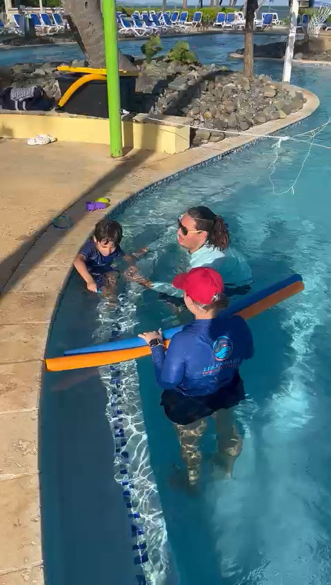 Compartiendo conocimiento con las instructoras de de Legendary Swimmers Academy